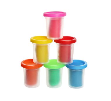 Beyaz arka planda renkli oyun hamuru olan plastik kaplar