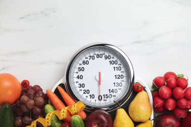 Pul ve sağlıklı besinlerle bembeyaz mermer masada düz bir bileşim yatıyordu.