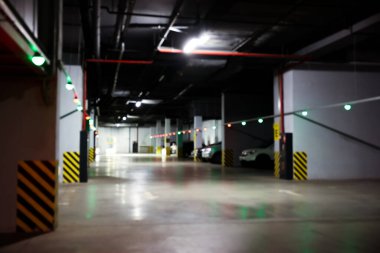 Modern araba otoparkının bulanık görüntüsü