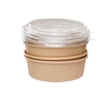 Beyaz arka planda boş kağıt kaseler. Yiyecek konteynırları