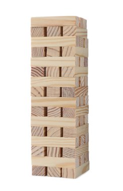 Beyaz arkaplanda tahta bloklardan yapılmış Jenga kulesi