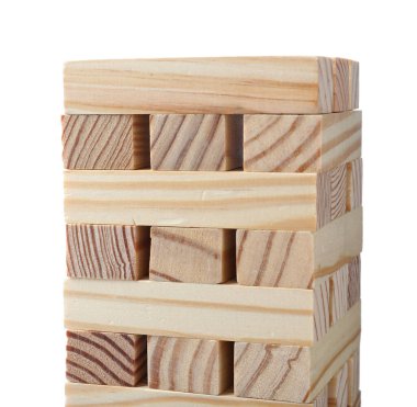 Beyaz arkaplanda tahta bloklardan yapılmış Jenga kulesi