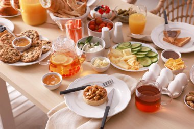 Masada farklı yemekler olan tabaklar. Lüks brunch.