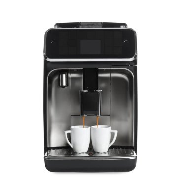 Beyaz arka planda modern espresso makinesiyle kahve yapmak