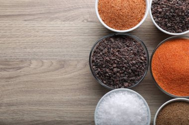 Tahta masadaki farklı tuz türleri, düz yatış. Metin için boşluk