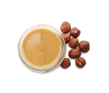 Fındık ezmeli kavanoz ve fındıklı beyaz arka plan, üst manzara.