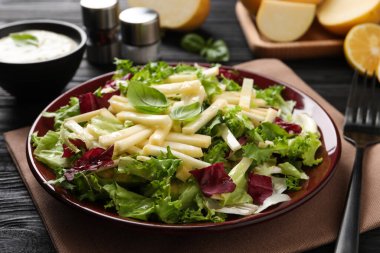 Siyah tahta masada servis edilen enfes şalgam salatası.