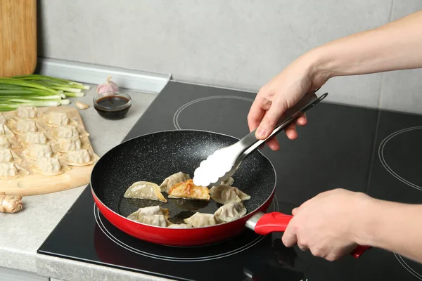 Mujer Cocinando Gyoza Sartén Con Aceite Caliente Cocina Primer Plano —  Fotos de Stock