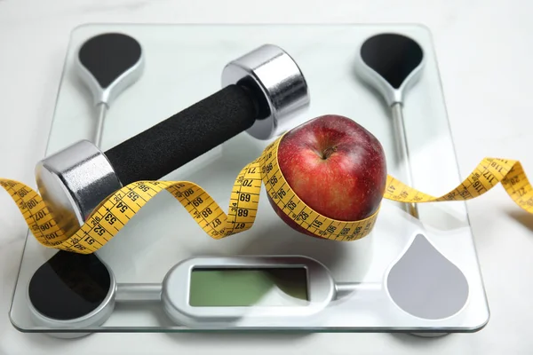 Balance Pomme Ruban Mesurer Haltère Sur Table Blanche — Photo