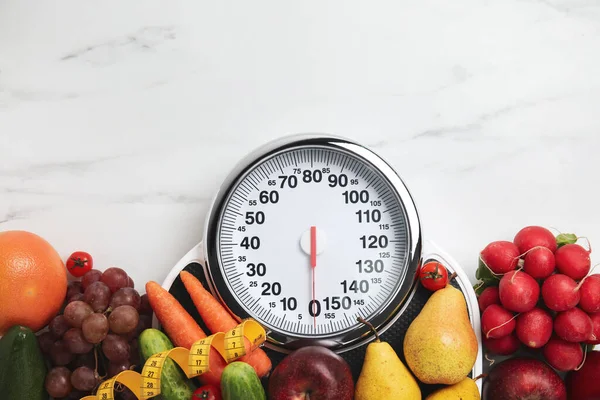 Pul ve sağlıklı besinlerle bembeyaz mermer masada düz bir bileşim yatıyordu.