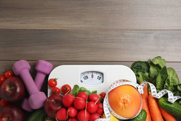 Platte Lay Compositie Met Weegschalen Gezond Eten Houten Tafel Ruimte — Stockfoto