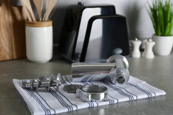 室内灰色桌子上电动烤肉机的清洁部分 — 图库照片