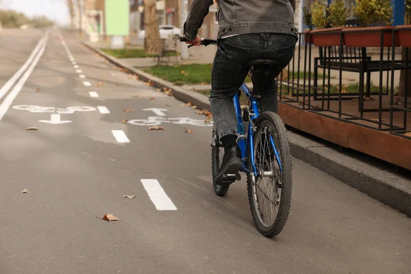 Homme Vélo Sur Voie Dans Ville Gros Plan — Photo