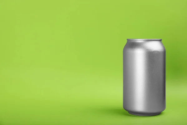Lata Bebida Energética Sobre Fondo Verde Espacio Para Texto — Foto de Stock