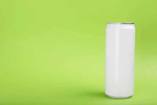 Lata Blanca Bebida Energética Sobre Fondo Verde Espacio Para Texto — Foto de Stock