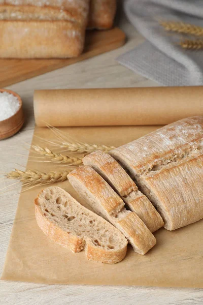 Beyaz ahşap masada taze taze ciabatta.