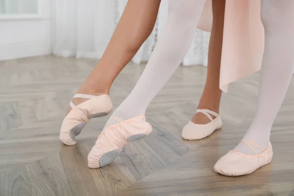 Pequeña Bailarina Maestra Practicando Movimientos Baile Estudio Primer Plano Las — Foto de Stock