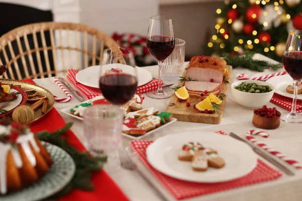 Jantar Festivo Com Comida Deliciosa Vinho Mesa Dentro Casa Celebração — Fotografia de Stock