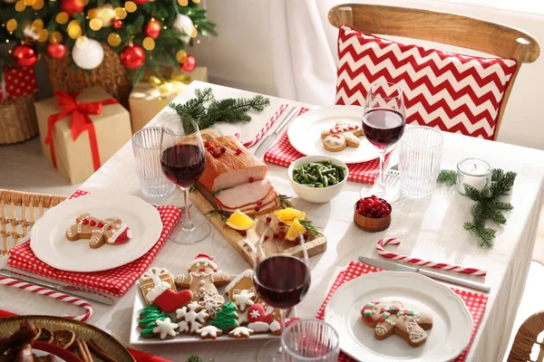 Ünnepi Vacsora Finom Ételekkel Borral Asztalon Szenteste Ünneplés — Stock Fotó