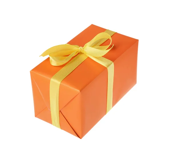 橙色礼品盒 黄色蝴蝶结 白色孤立 — 图库照片
