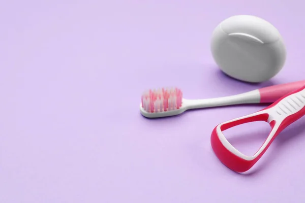 Red Tongue Cleaner Toothbrush Dental Floss Violet Background Closeup Space — Stock Photo, Image