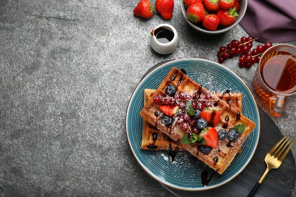 Köstliche Belgische Waffeln Mit Beeren Auf Grauem Tisch Serviert Flach — Stockfoto