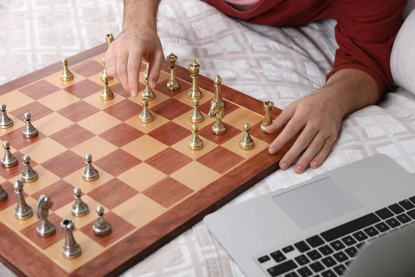 Man Spelar Schack Med Partner Genom Online Videochatt Sängen Närbild — Stockfoto