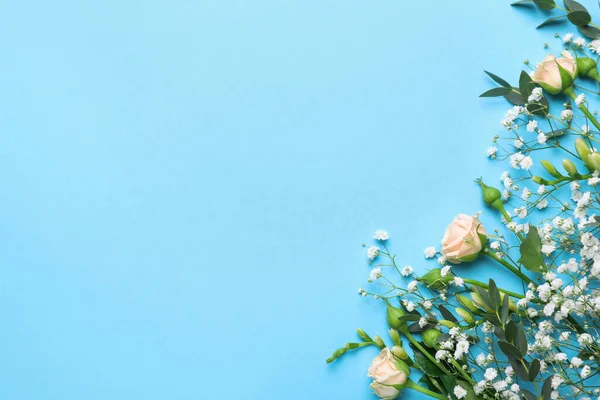 Όμορφη Σύνθεση Λουλουδιών Γυψόφυλλες Και Τριαντάφυλλα Γαλάζιο Φόντο Επίπεδο Lay — Φωτογραφία Αρχείου