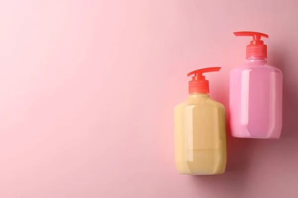 Μπουκάλια Υγρού Σαπουνιού Ροζ Φόντο Επίπεδα Στρώματα Χώρος Για Κείμενο — Φωτογραφία Αρχείου