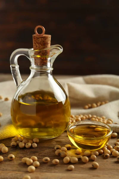 Ahşap masada soya yağı ile kompozisyon