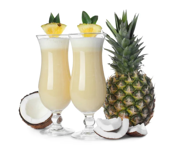 Smaklig Pina Colada Cocktail Och Ingredienser Vit Bakgrund — Stockfoto