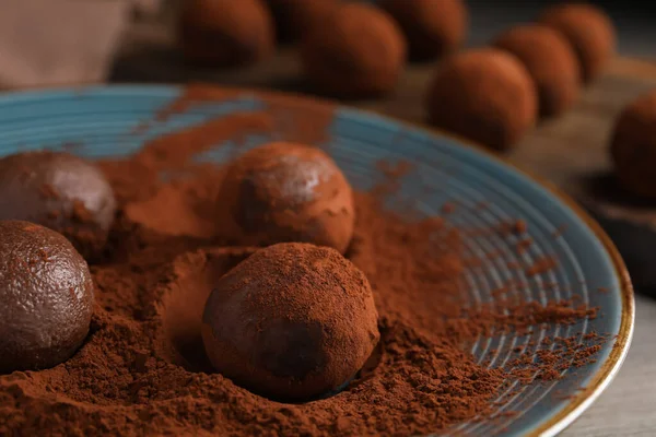Вкусные Шоколадные Трюфели Какао Порошком Голубой Тарелке Крупным Планом — стоковое фото