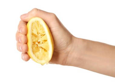 Beyaz arka planda limon sıkan kadın, yakın plan.