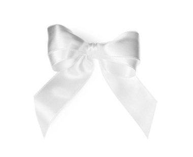 Beyaz arkaplanda fiyonkla bağlanmış saten kurdele, üst görünüm
