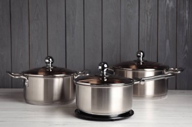 Beyaz ahşap masaya yeni yemek takımı