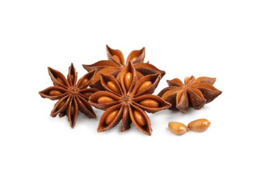 Beyaz arkaplanda tohumları olan anason yıldızlarını kurut