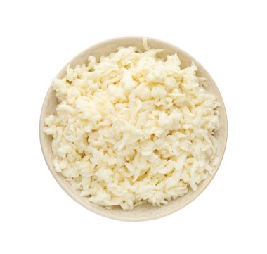 Beyaz arka planda lezzetli mozzarella peynirli kase, üst manzara.