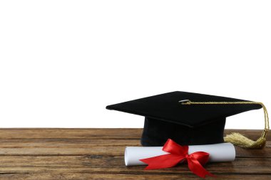 Mezuniyet şapkası ve diploması ahşap masa üzerinde beyaz arka plan, metin için boşluk