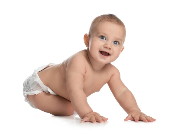 Beyaz Arka Planda Emekleyen Bezli Şirin Bir Bebek — Stok fotoğraf