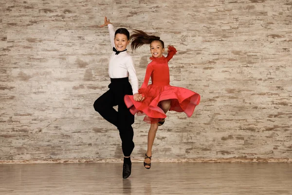 Prachtig Gekleed Paar Kinderen Dansen Samen Studio — Stockfoto