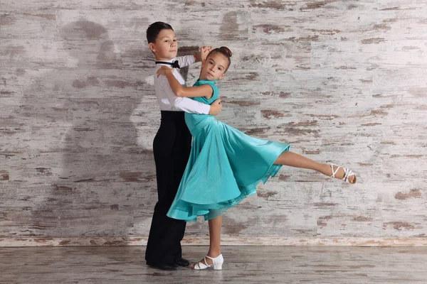 Schön Gekleidetes Kinderpaar Tanzt Gemeinsam Studio — Stockfoto