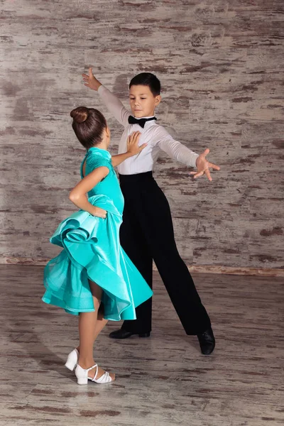 Vackert Klädda Par Dansar Tillsammans Studio — Stockfoto