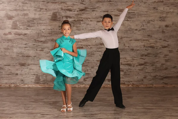 Hermosa Pareja Niños Bailando Juntos Estudio —  Fotos de Stock