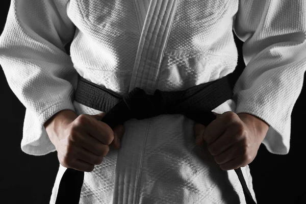 Homem Keikogi Amarrando Faixa Preta Fundo Escuro Close Uniforme Das — Fotografia de Stock