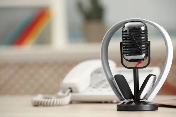 Mikrofon Modern Kulaklıklar Masaüstü Telefonu Kapalı Masa Metin Için Yer — Stok fotoğraf
