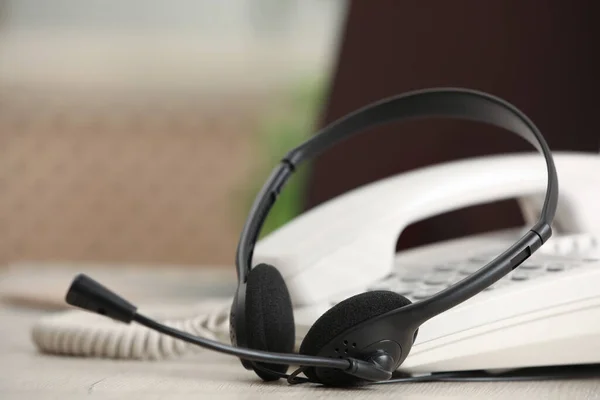 Headset Och Stationär Telefon Bordet Inomhus Närbild Telejourkoncept — Stockfoto