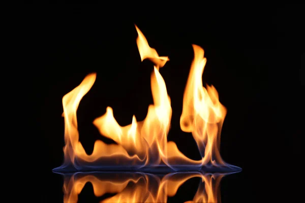 Schöne Ansicht Von Flammendem Wodka Auf Schwarzem Hintergrund — Stockfoto