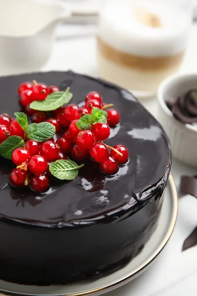 Ízletes Házi Csokoládé Torta Bogyókkal Mentával Fehér Asztalon Közelkép — Stock Fotó