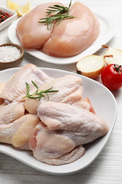 Νωπό Ωμό Κρέας Κοτόπουλου Και Άλλα Προϊόντα Λευκό Ξύλινο Τραπέζι — Φωτογραφία Αρχείου