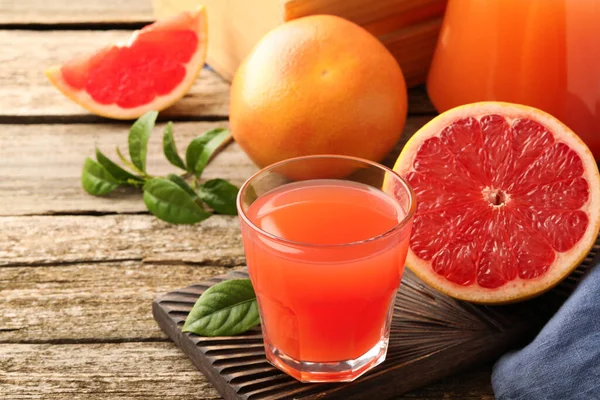 Glas Leckerer Grapefruitsaft Auf Holztisch — Stockfoto